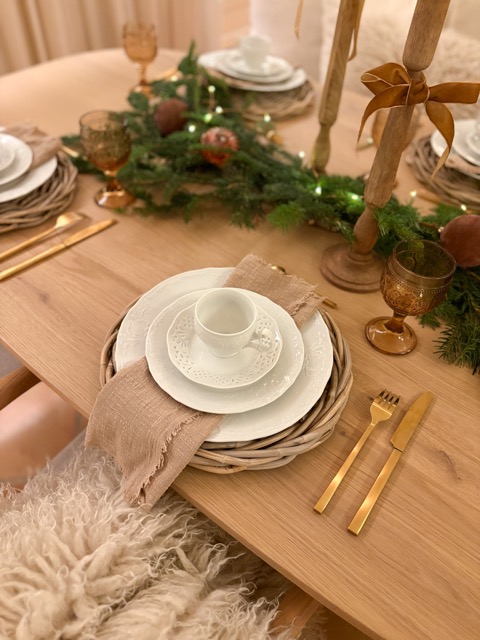 tablescaping à Toulouse avec verre ambré branches sapin et osier