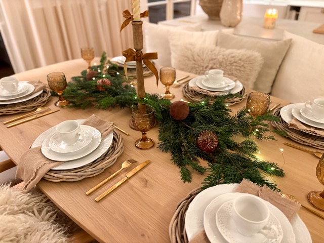 décoration table noel toulouse verre ambré couverts dorés bougies bois