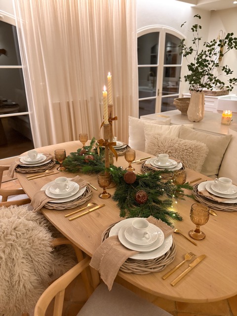 Décor mise en scène table de noël avec branches sapin, bougies et osier