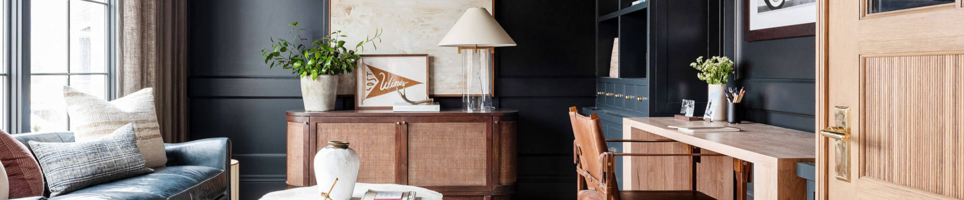 Bureau de caractère aux murs noirs et mobilier cannage à Toulouse