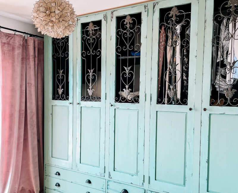 mobilier sur mesure avec élément vintage chiné vert suspension chinée en brocante et rideau rose poudré