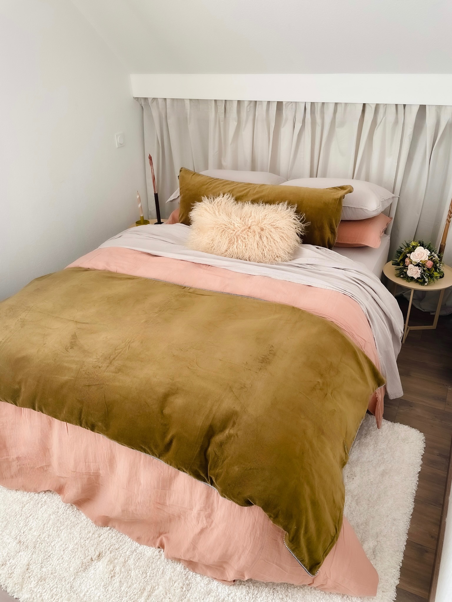 aménagement chambre parentale avec tête de lit diy en rideaux IKEA, parure de draps rose pêche et édredon kaki par architecte d intérieur décorateur à Toulouse
