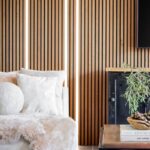 mur bois massif avec rubans led intégrées Ledux, peau de bête, coussin boule pou run Intérieur minimaliste et chaleureux