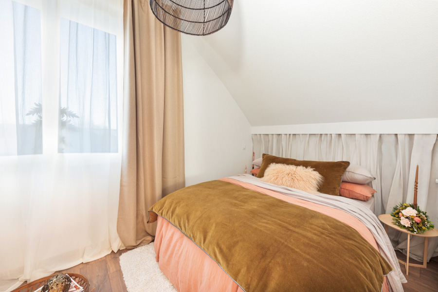 Chambre parentale romantique edredon kaki coussin nude maison de vacances