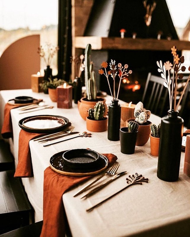 Décoration table sur le thème du désert : couleurs terracotta, noir et plante cactus