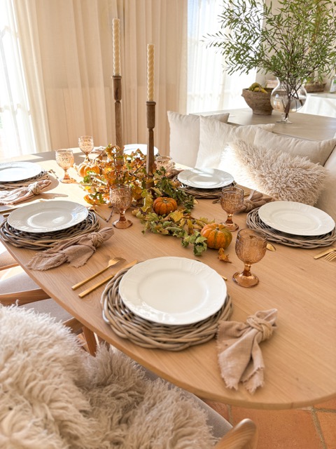 scénographie automnale de la table à toulouse osier, feuilles mortes, bougies