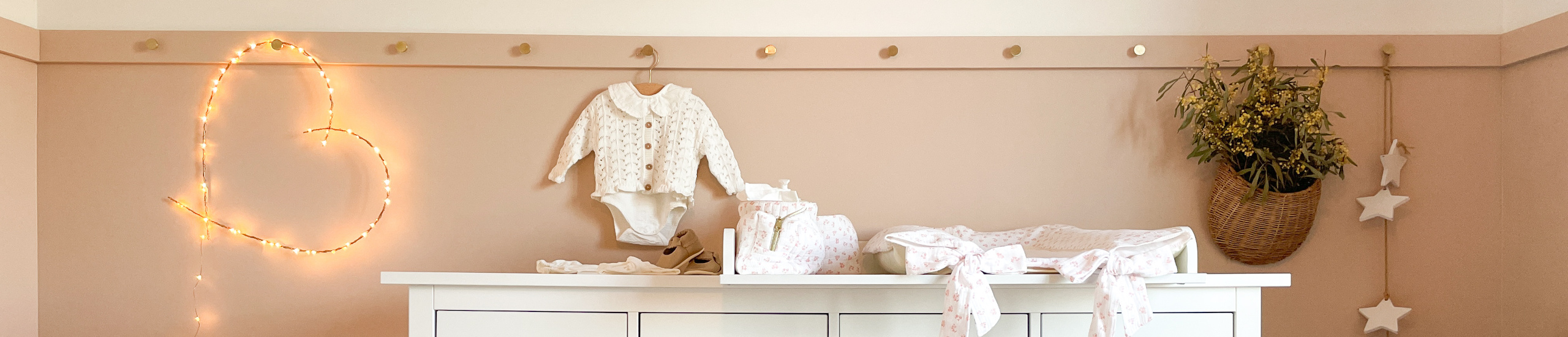 decoration chambre bébé fille rose poudré frise à patères