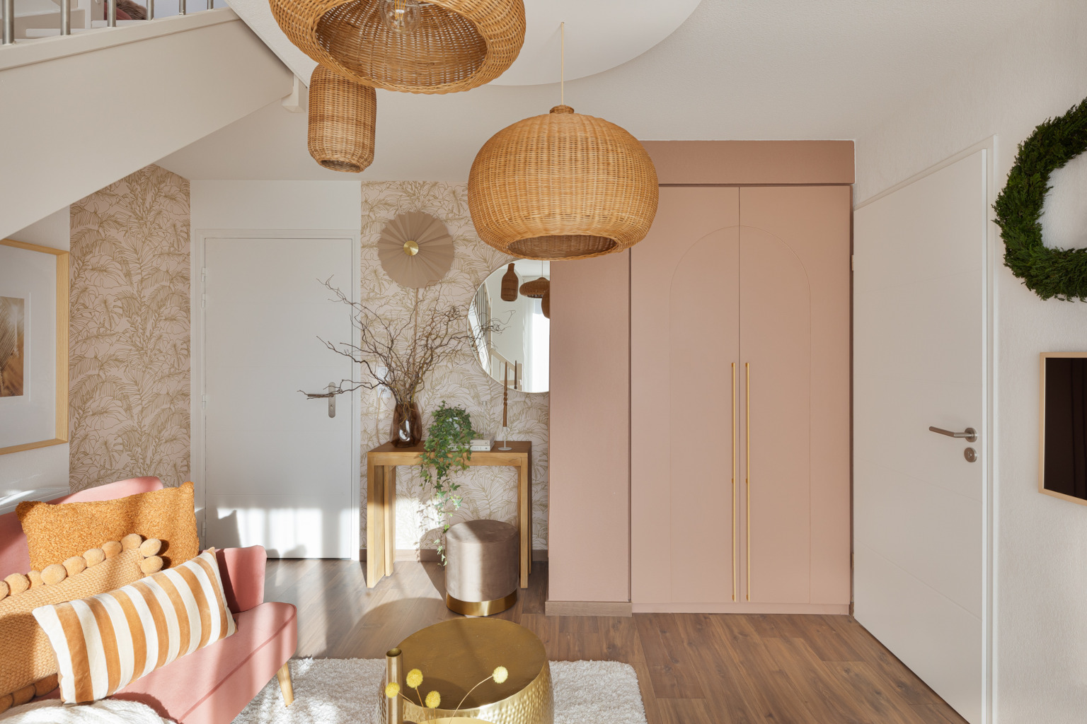 Aménagement salon cocooning rose et féminin par architecte d'intérieur à Toulouse
