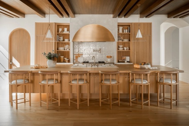 cuisine bois type américaine avec arche niche zellige décor bois plafond