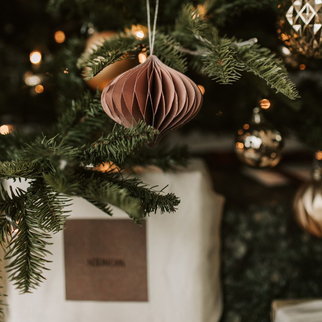 sapin de noel boule en papier origami marron toulouse lauragais decorateur architecte interieur