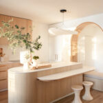 renovation cuisine toulouse ilot arrondi arche niche bois chene naturel marbre
