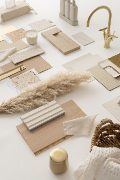 Planche d'ambiance de matériaux naturels doux chaleureux avec bois laiton pampa mitigeur dore bougie parfumée panier