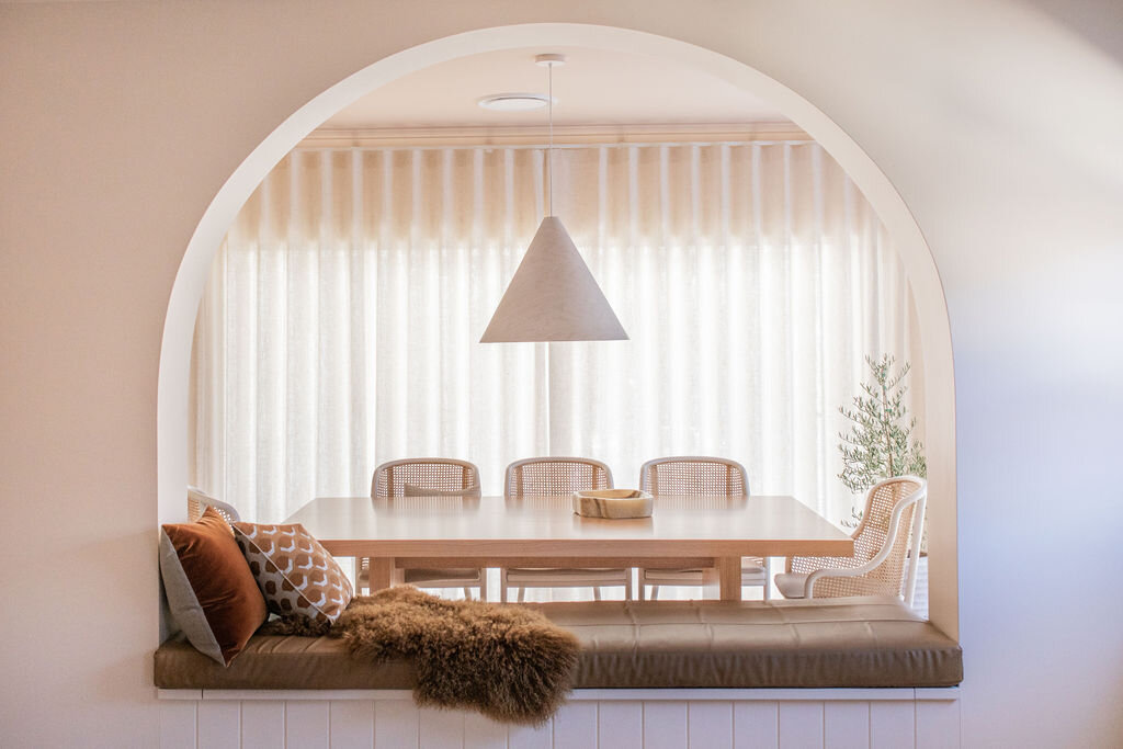 Arche, niche, banquette avec coussin camel. Assises table à manger