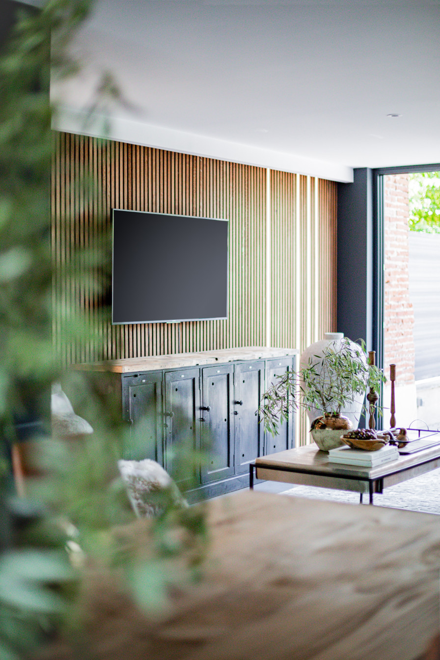 télé accroché sur mur tasseaux bois et bandes led encastrées pour Intérieur minimaliste et chaleureux