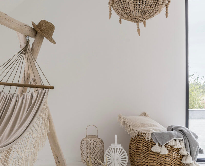 Déco scandicraft et scandinave, hamac dans salon et suspension en perles de bois à Toulouse