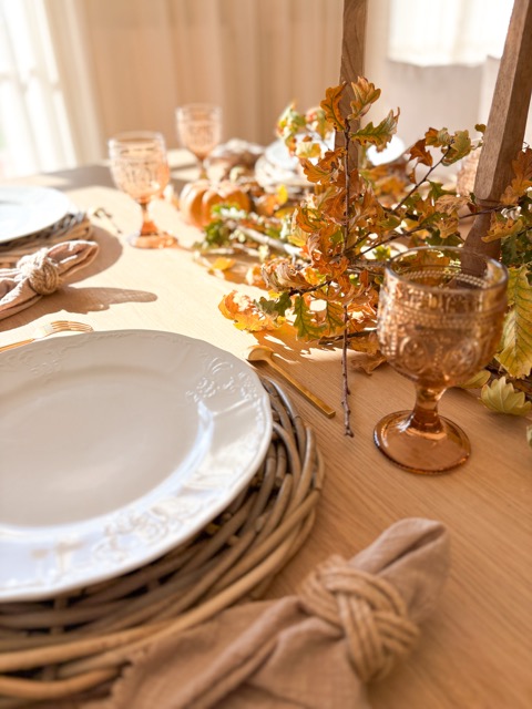 tablescaping à Toulouse avec verre ambré feuilles mortes et osier