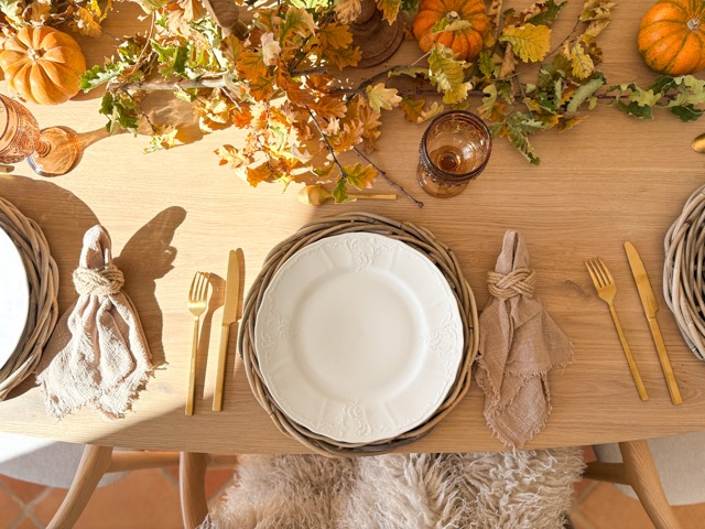 décoration table automne toulouse verre ambré couverts dorés feuilles mortes