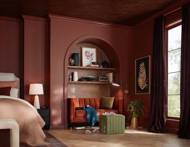 niche dans chambre tendance couleur 2026 burgundy bordeaux avec canapé orange fumé